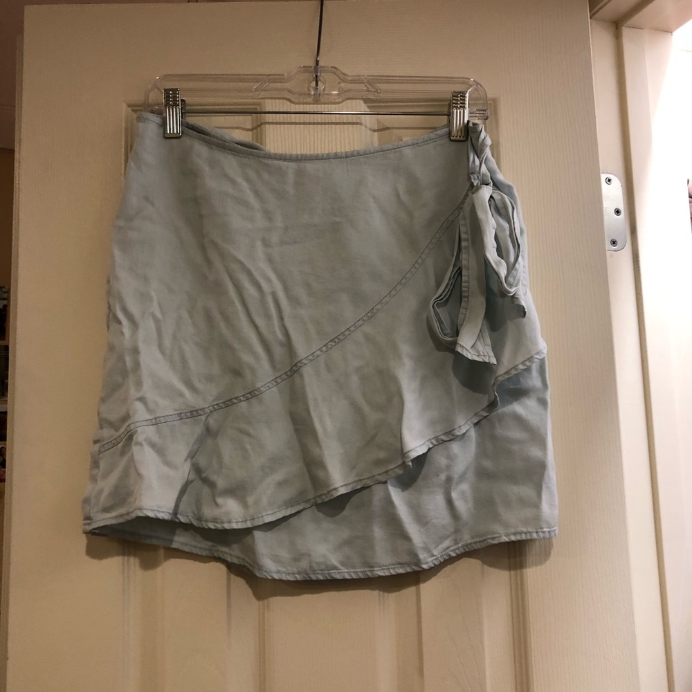 Very light blue tie to the side skirt